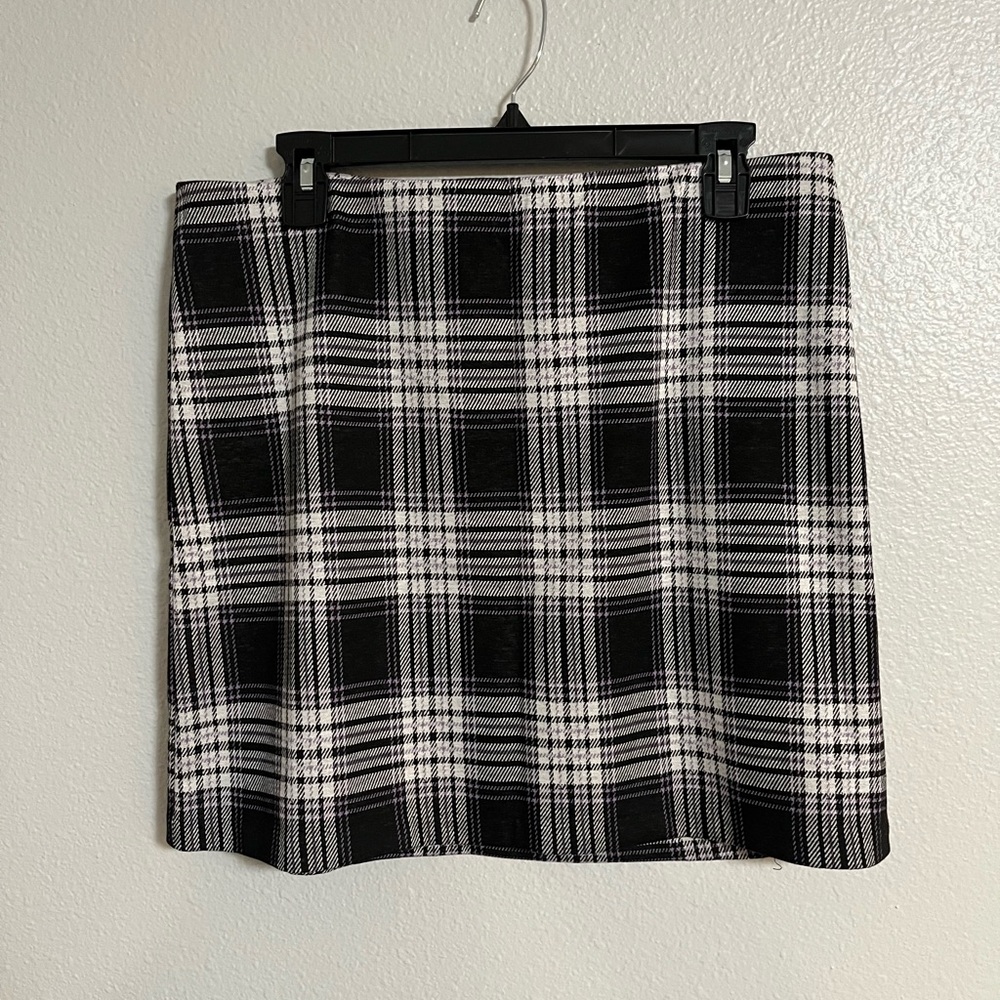 H&M Plaid Skirt. Color: Black, White, Purple. Size: Large.
